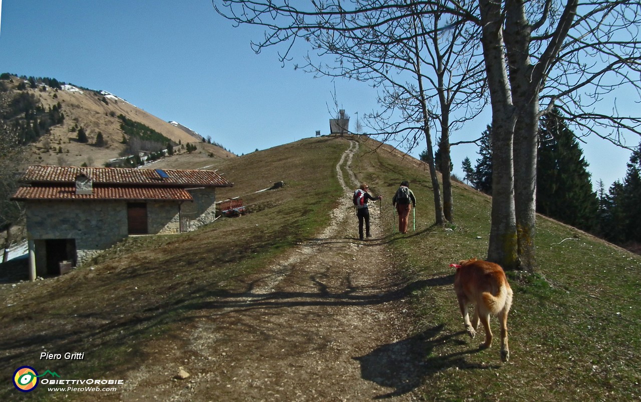 30 Salendo alla Cappella Alpina....JPG